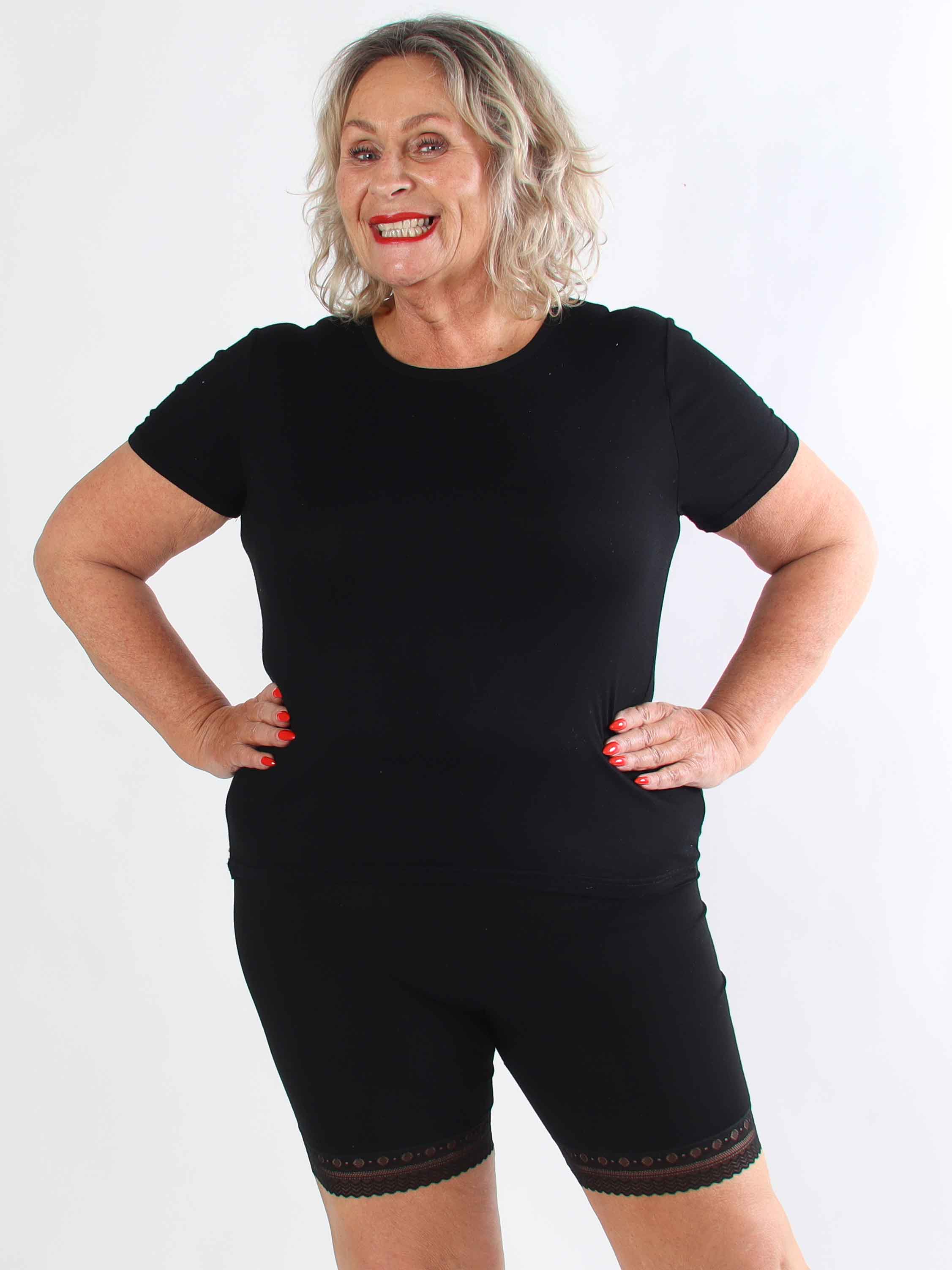 Rory - Bløde plus size cykelshorts i viskose med fin blondekant for et feminint touch